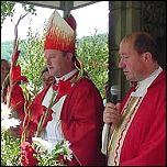 9 iunie 2002: Episcopul Aurel Perc n vizit n parohia Cireoaia pentru a oferi mirul.
