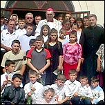 9 iunie 2002: Episcopul Petru Gherghel n vizit n parohia Stufu pentru a oferi mirul.