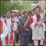 Episcopul nsoit de primarul din Dofteana, Costic Asaftei i printele paroh