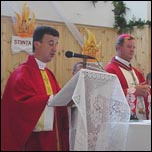 Parohul de Moineti, printele Valentin Cochior, l salut pe episcop la nceputul liturghiei