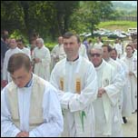 Preoii i episcopii n procesiune spre biseric