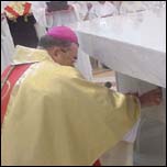Preasfinitul Petru Gherghel introduce relicvele n piatra noului altar