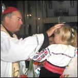 Episcopul binecuvnteaz un copil