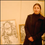 Artista Tereza Bulai alturi de unul din tablourile sale
