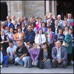 Grupul de pelerini (detaliu) n faa sanctuarului de la La Salette (07.09.2006) 