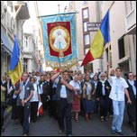 Grupul de pelerini, pe strzile oraului Lourdes ndreptndu-se n procesiune spre grota Massabielle (08.09.2006) 