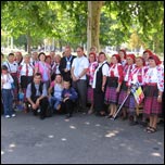Episcopul Petru Gherghel mpreun cu o parte a grupului de pelerini romni (08.09.2006) 