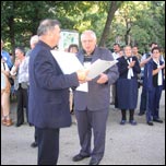 La Bad Deutsch Altenburg: Episcopul Petru Gherghel, Pr, Pavel Balint i primarul din localitate care nmneaz episcopului o amintire (13.09.2006)