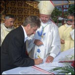 1 octombrie 2006: Oneti: nfiinarea Parohiei "Sf. Tereza a Pruncului Isus" i instalarea parohului Anton Ion