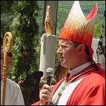9 iunie 2002: Episcopul Aurel Perc n vizit n parohia Cireoaia pentru a oferi mirul.