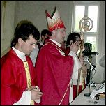 8 iunie 2002: Episcopul Aurel Perc n vizit n parohia Focuri pentru a oferi mirul.