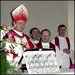 8 iunie 2002: Episcopul Aurel Perc n vizit n parohia Focuri pentru a oferi mirul.