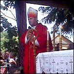 9 iunie 2002: Episcopul Petru Gherghel n vizit n parohia Stufu pentru a oferi mirul.