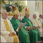 Episcopii i preoii concelebrani n altar.