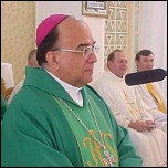Episcopul Luciano Pacomio rostind predica.