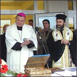 Preasfinitul Petru Gherghel avnd alturi pe arhiepiscopul de Marsilia, Excelena sa Bernard Panafieu i episcopul vicar de Roman, Ioachim Bcoanul.