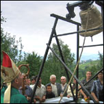 Sfinirea unui nou clopot la biserica din filiala Verneti