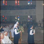Surorile aduc podoabele pentru altar