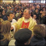PS Aurel Perc, episcop auxiliar de Iai, la distribuirea mprtaniei