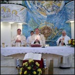 PS Aurel Perc, PS Petru Gherghel, pr. Lucian Pule i pr. Alois Fechet la altar n timpul Liturghiei