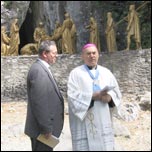 Preasfinitul Petru Gherghel rugndu-se la staiunea a XIV-a (alturi este pr. Mihai Perc) (09.09.2006)