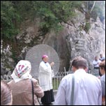 Preasfinitul Petru Gherghel binecuvnteaz grupul de pelerini (09.09.2006) 