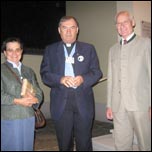 Episcopul Petru Gherghel mpreun cu doi localnici (13.09.2006)